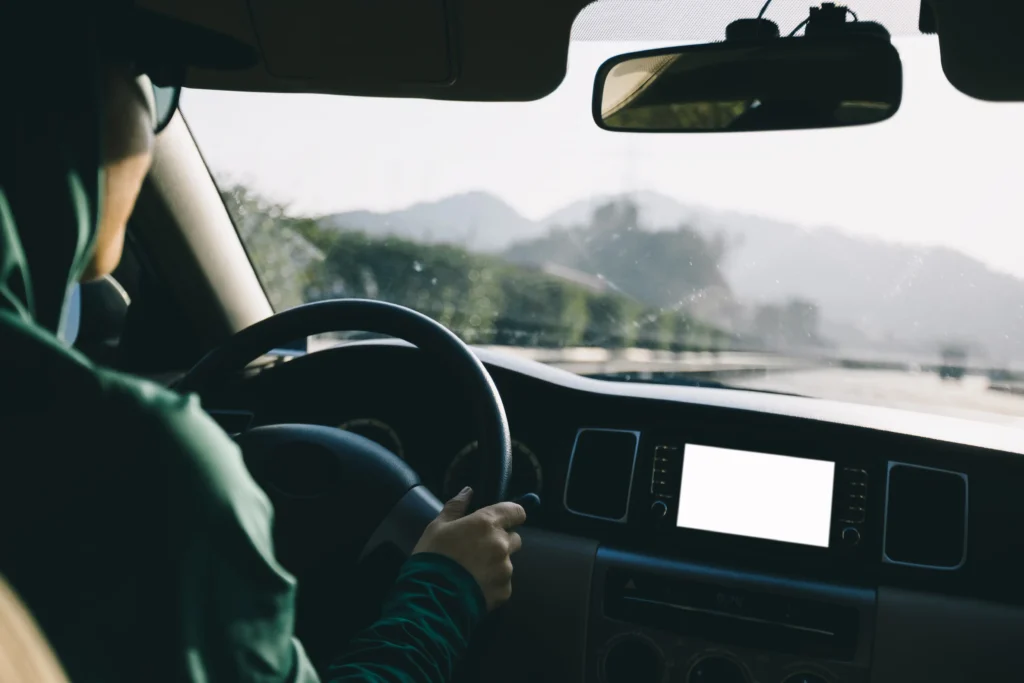 Mujer conduciendo por una carretera de Mexico.