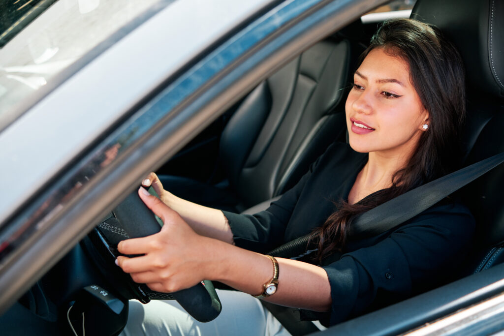 Mujer joven conduciendo su auto en Mexico