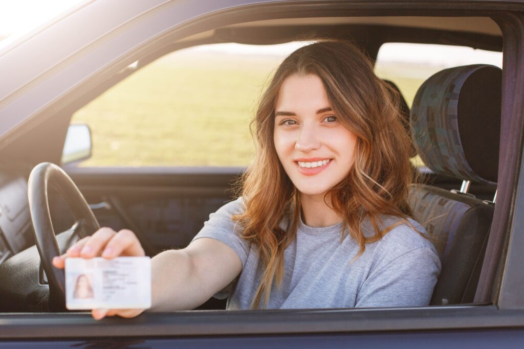 chica joven muestra su licencia de conducir en Mexico