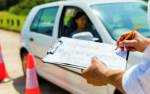 Persona presentado examen para licencia de conducir en mexico