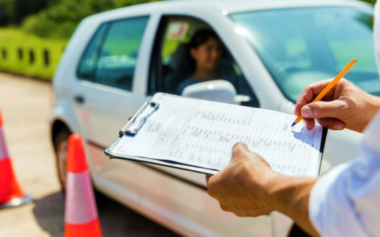Persona presentado examen para licencia de conducir en mexico